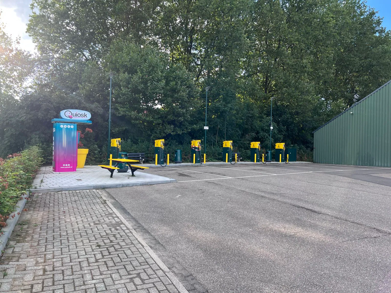 Laadpaal en Quiosk op een LEAP24-locatie in Geleen