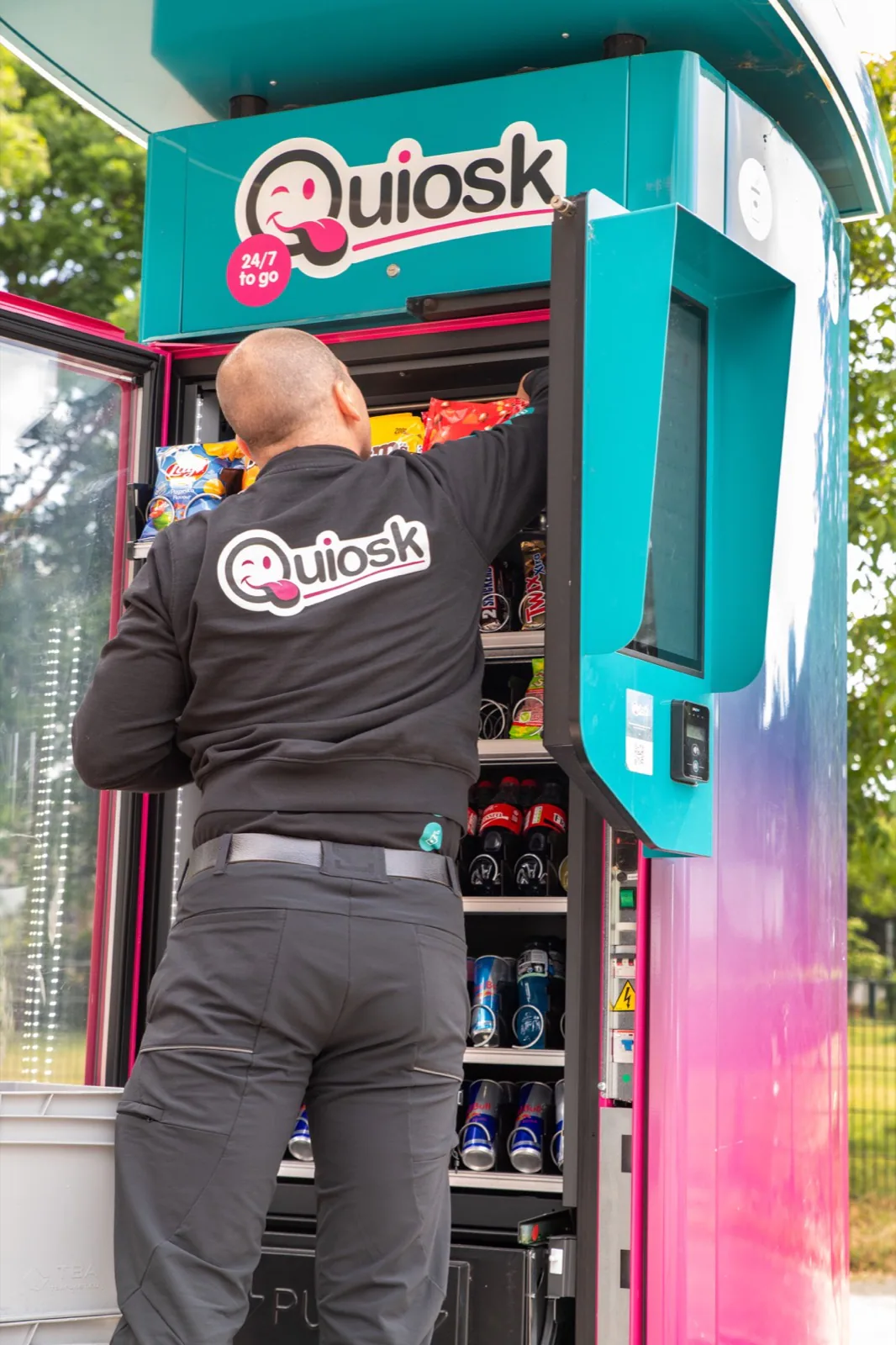 Vending operator vult een Quiosk bij