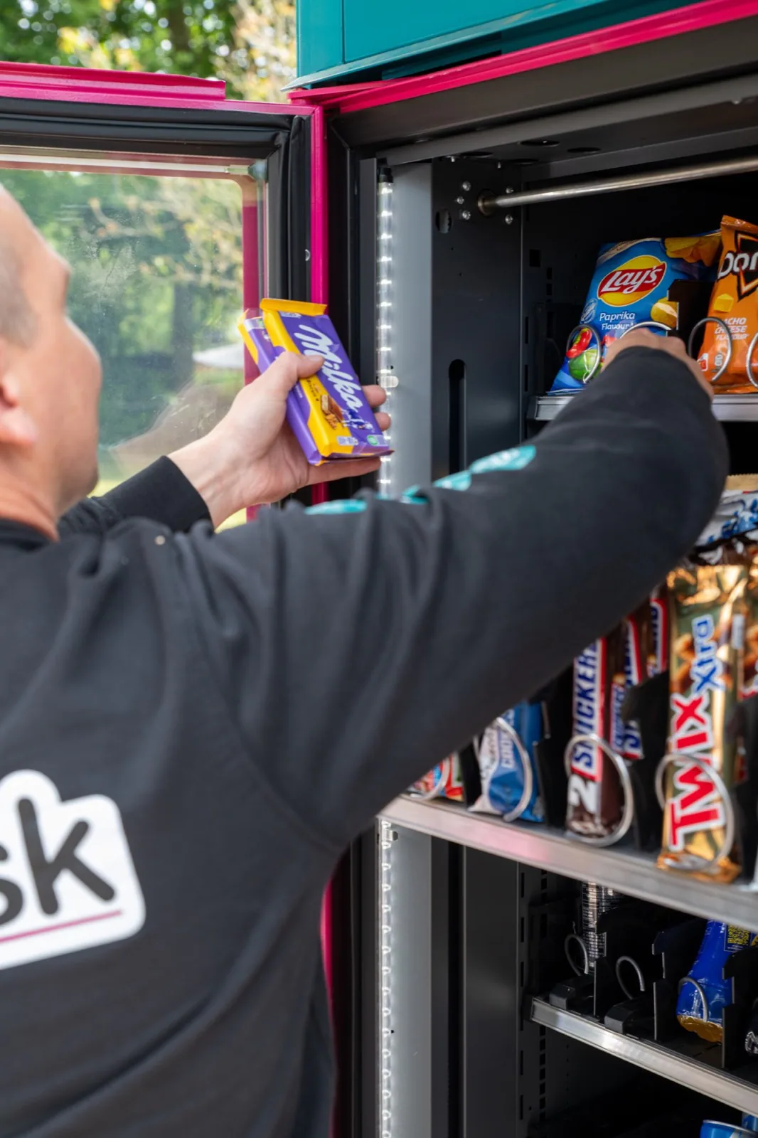 Collega legt producten in de machine
